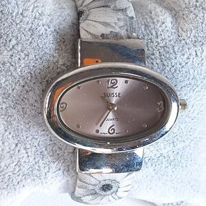 Suisse Stainless Steel Gray Floral Clamshell Bracelet Watch, New Battery